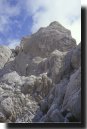 Il monolito della Torre Cichetti, visto
dal canale Danesi, percorrendo la
Via Ferrata Danesi
(34480 bytes)